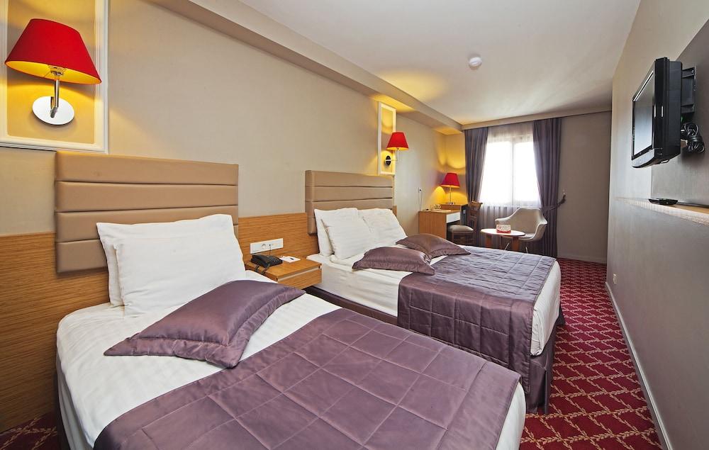 Hotel Seasons